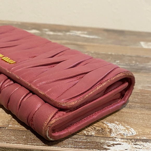 Miu Miu Quilted Matelassé Leather Wallet in Pink with Gold Logo - Picture 14 of 14